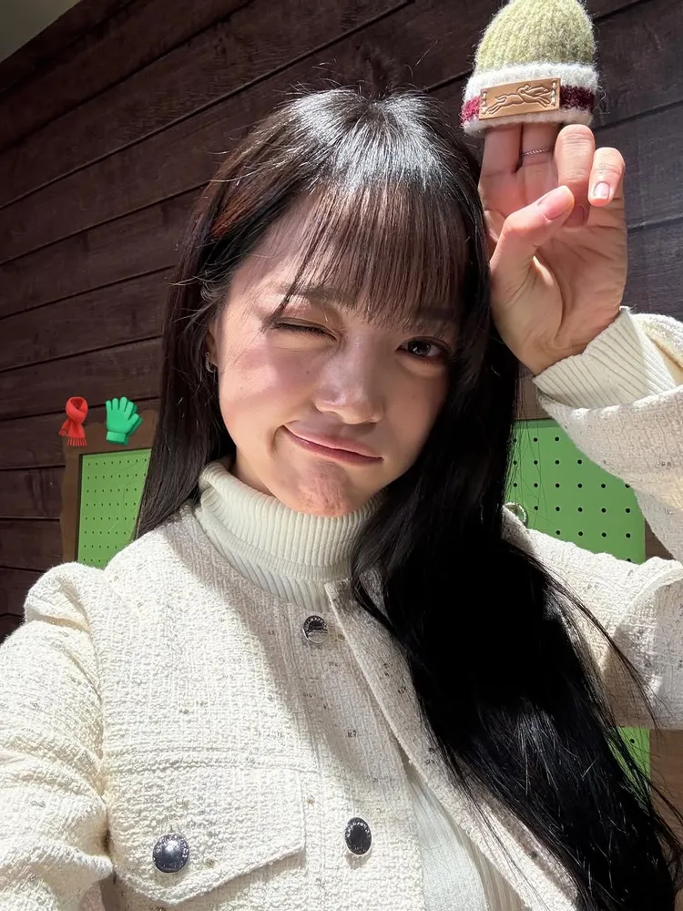 金世正把1頂迷你針織毛帽拿在手中，並對鏡頭比出眨眼表情。翻攝金世正IG