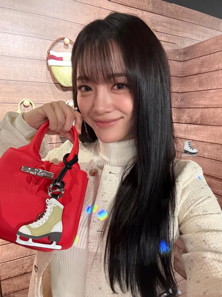 金世正拎起紅色Le Roseau竹節包。翻攝金世正IG