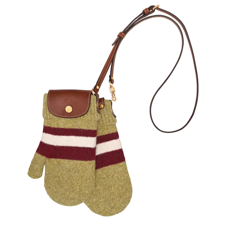 Longchamp Le Pliage Cocooning系列斜背包，1萬5800元。品牌提供