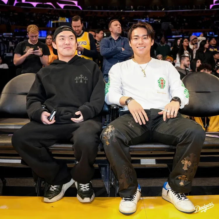 山本由伸(右)一身行头破千万。  翻摄Dodgers IG