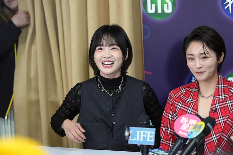 媒體今天被問籃籃緋聞男友及「襲胸」等事情，全被公關阻擋，右為張文綺。彭欣偉攝