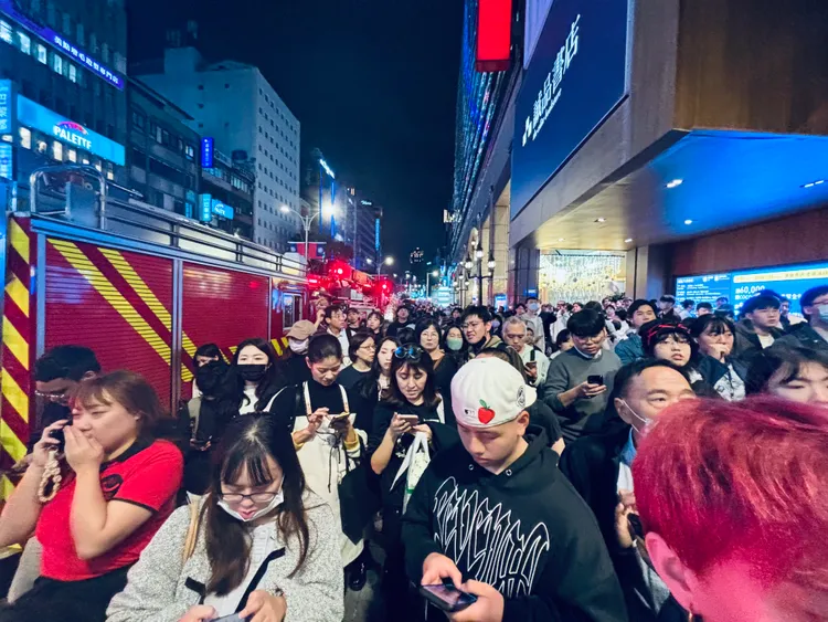 中山驚傳砍人事件，現場聚集民眾圍觀。邱筠媜攝