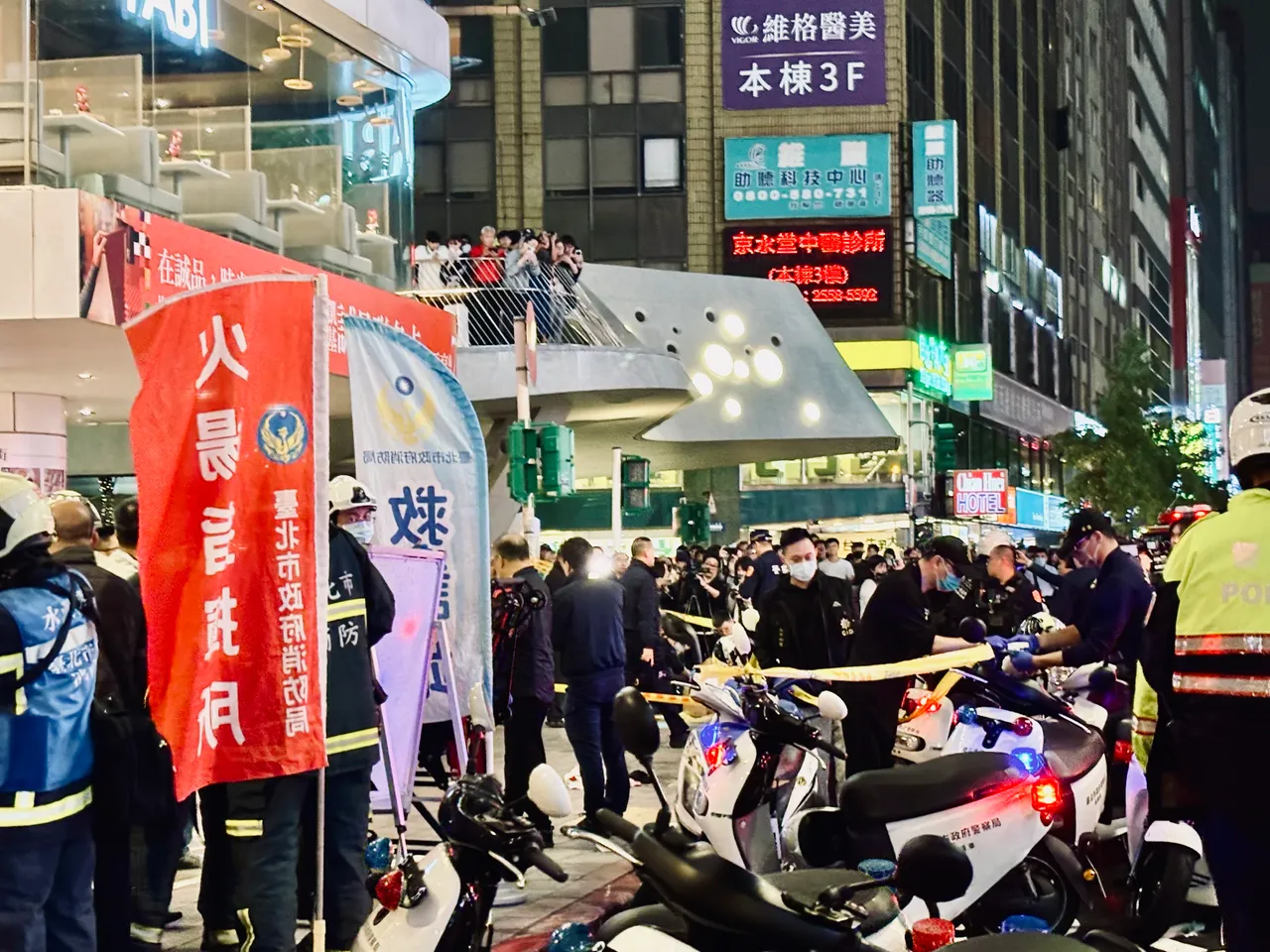 中山惊传砍人事件，现场聚集大批警消、民众。邱筠媜摄
