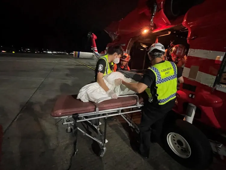 巴拿马籍丽星邮轮旗下探索星号（Star Navigator）13日通报一名台籍男旅客在浴室跌倒失去意识，空勤总队花莲驻地派遣黑鹰直升机将伤者吊挂送回花莲送医。空勤总队提供