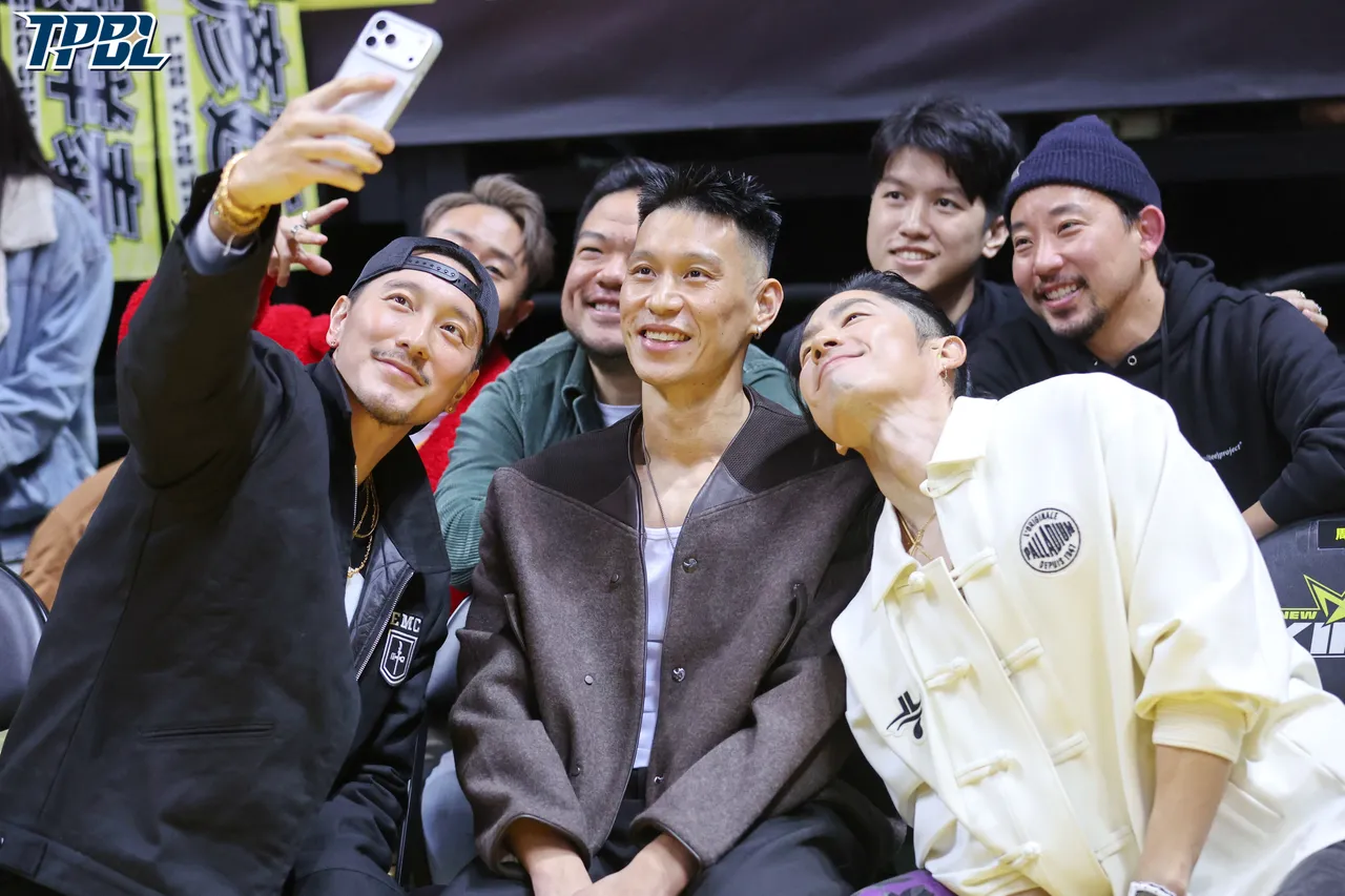 林书豪(中)与艺人好友。TPBL