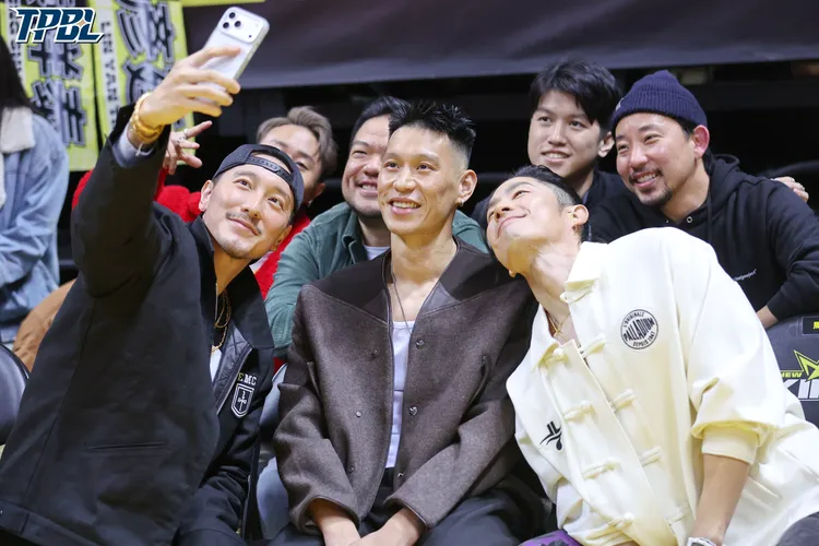 林書豪(中)與藝人好友。TPBL