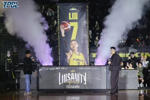 「Linsanity Forever」林书豪球衣退休仪式　林书豪开玩笑明年也许会当啦啦队