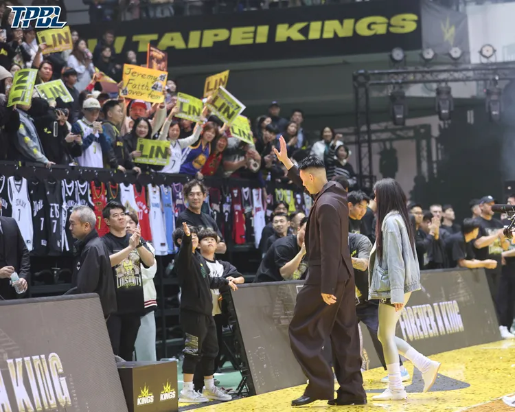 林書豪跟球迷說再見。TPBL
