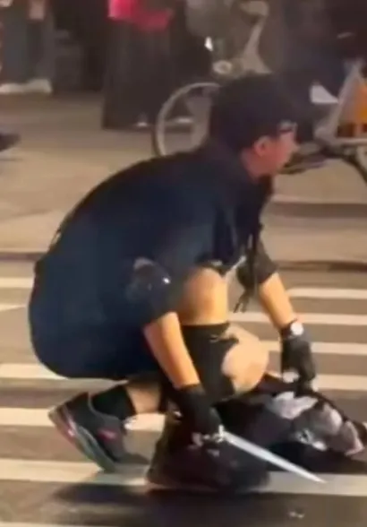 张文原本穿著战术背心、护膝等装备。翻摄画面