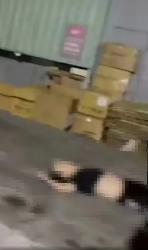 张文坠楼时，已事先脱掉装备。翻摄画面