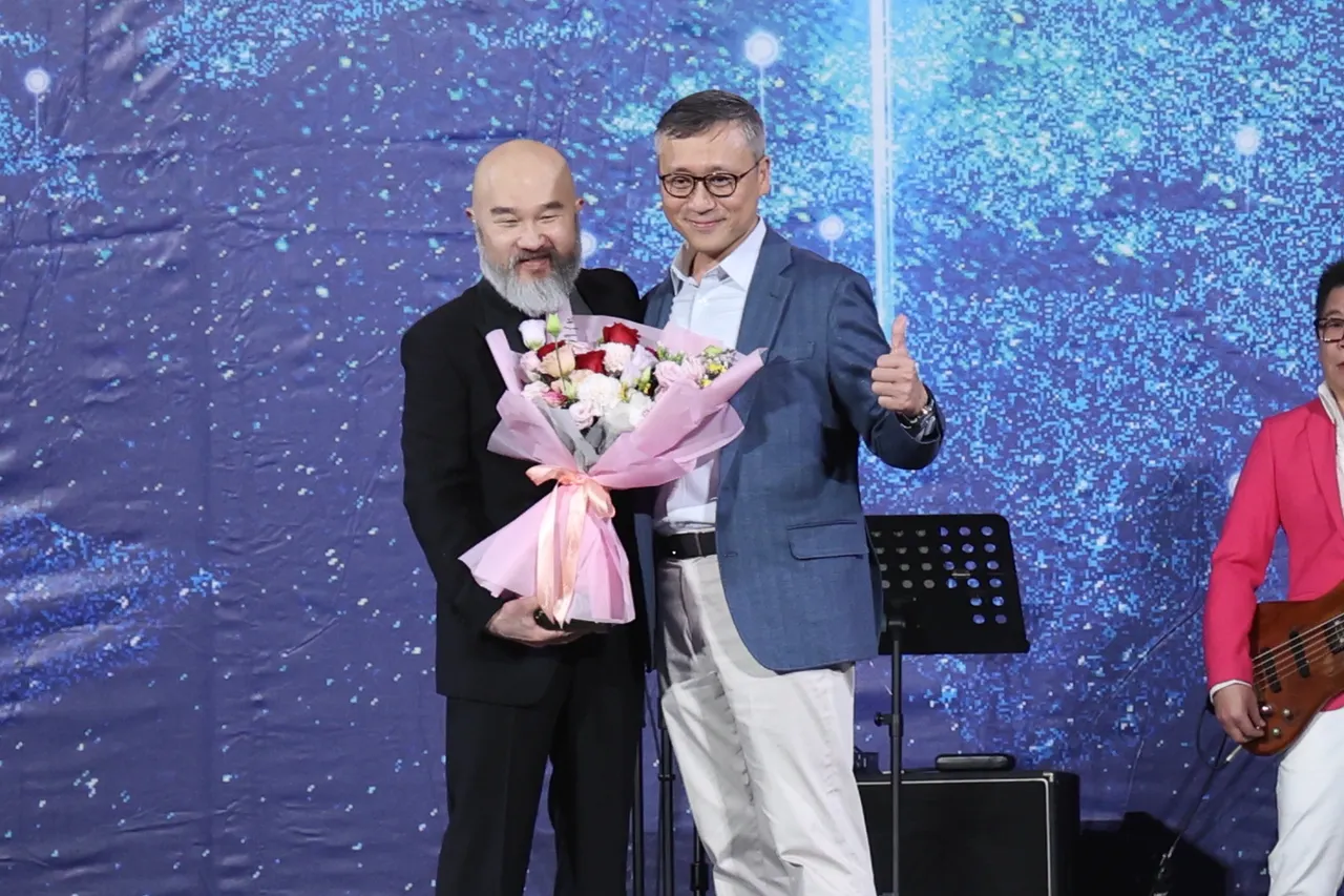 厂商送花为辛龙打气。庄宗达摄