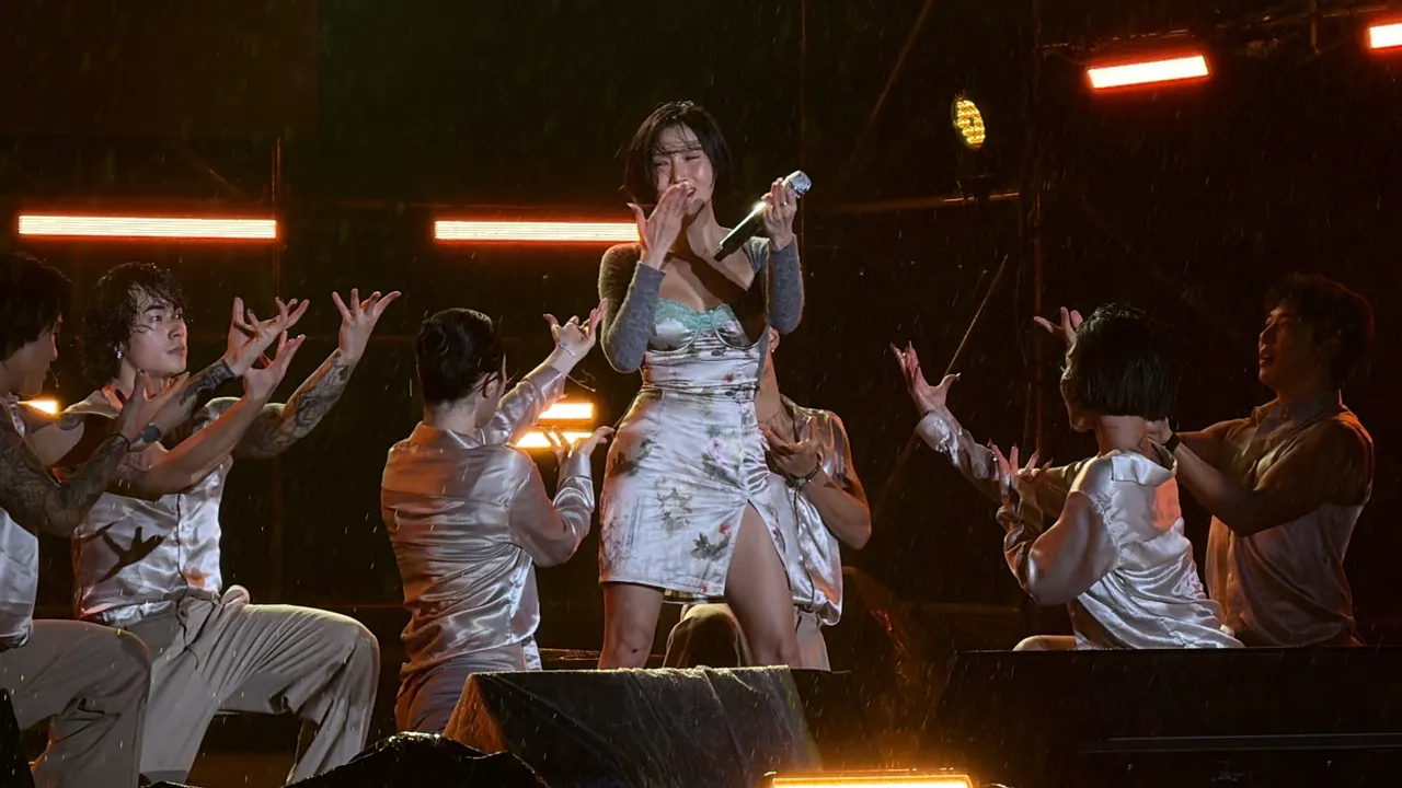 雨为她而下！韩流歌后HWASA热舞性感登场　20分钟飙5金曲嗨翻跨年夜