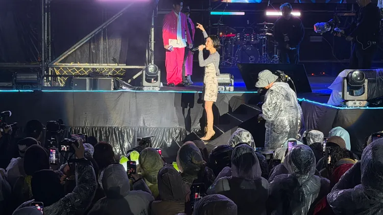 HWASA走到樓梯中間，與歌迷近距離互動，台下陷入一片瘋狂。曾佳俊攝