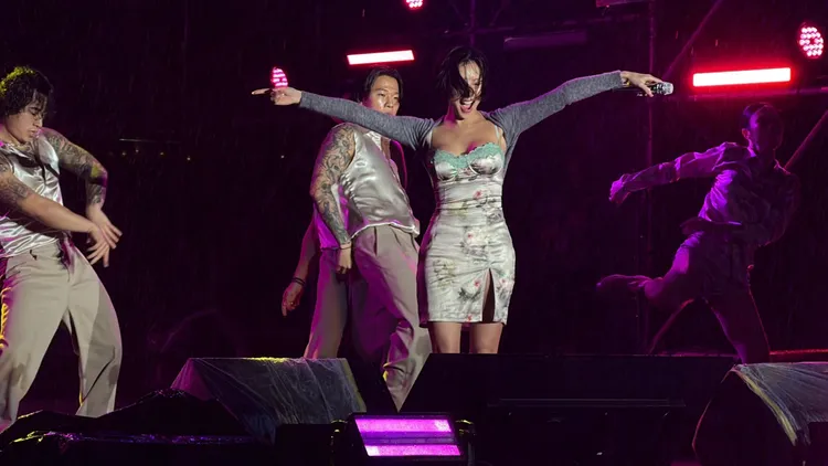 渾身充滿魅力的HWASA，特地帶來韓國舞群在雨中熱舞，堪稱演唱會規格。曾佳俊攝