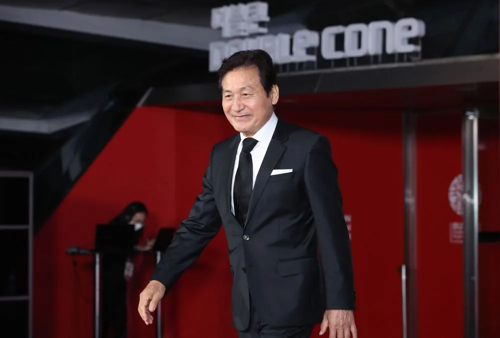 韩影帝吃饭噎到昏倒！73岁安圣基传病危进加护病房