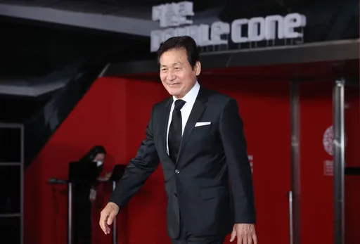 韩影帝吃饭噎到昏倒送医！73岁安圣基传病危进加护病房