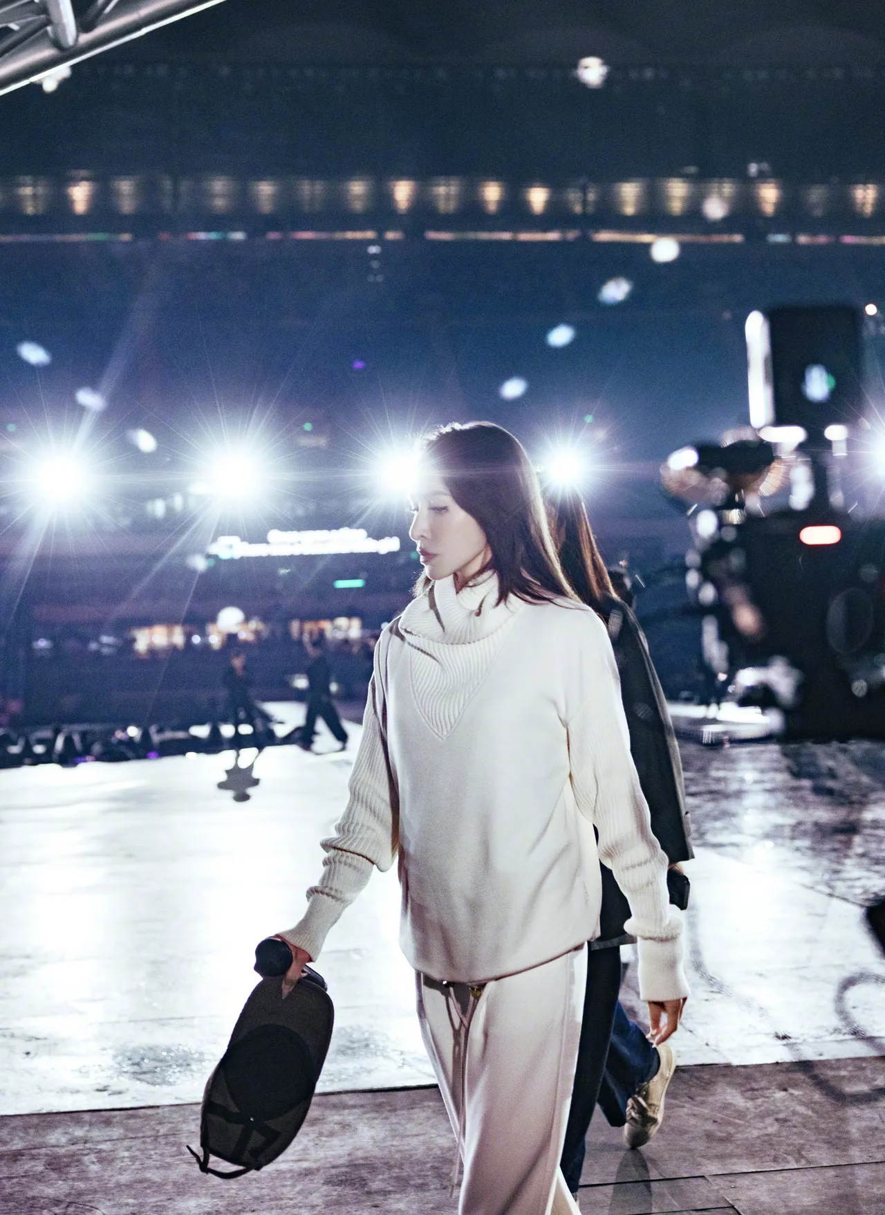 萧亚轩隔10年重回跨年舞台，对细节十分要求。翻摄萧亚轩微博