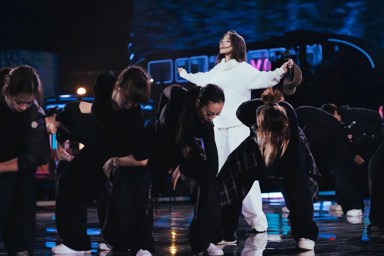 萧亚轩全开麦唱跳克服腿伤连飙12分钟跨年秀　彩排暗藏一隐忧