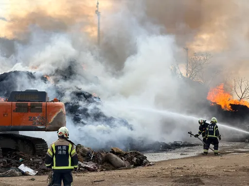 桃园掩埋场火警！现场浓烟蔽天　消防人员灌救中