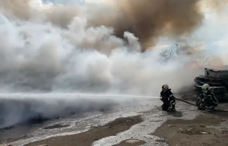 現場濃煙蔽天。桃園市消防局提供