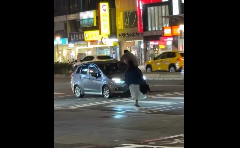 善导寺站也有攻击！疑酒醉男当街打女友　肉身挡车吓坏路人