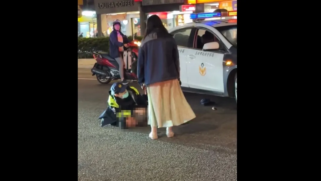 警方到场将男子压制。翻摄自mg_ol_2l