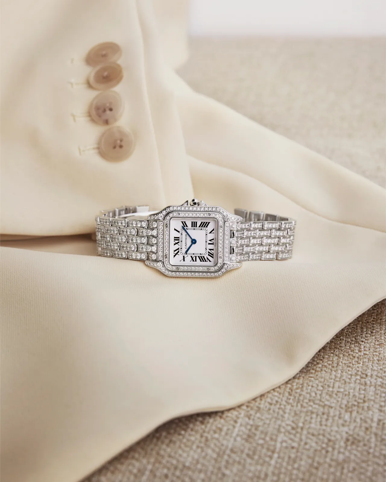 Panthère de Cartier美洲豹腕表中型款，37*29mm，石英机芯，449万元。品牌提供