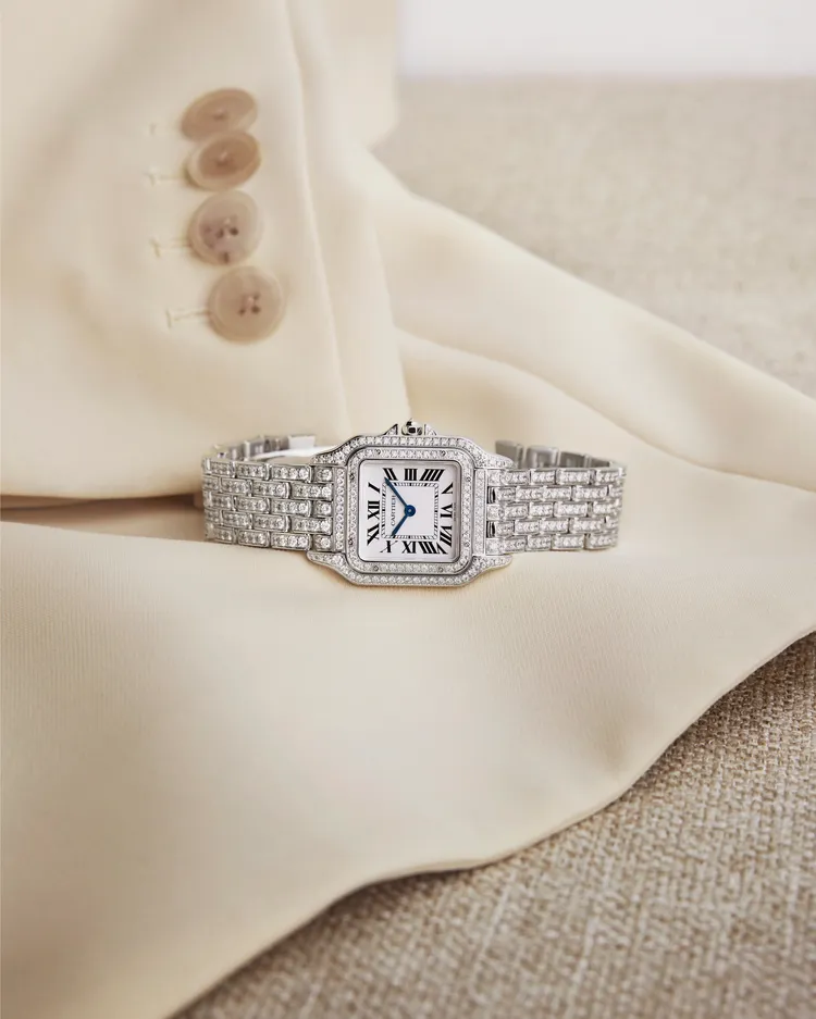 Panthère de Cartier美洲豹腕錶中型款，37*29mm，石英機芯，449萬元。品牌提供