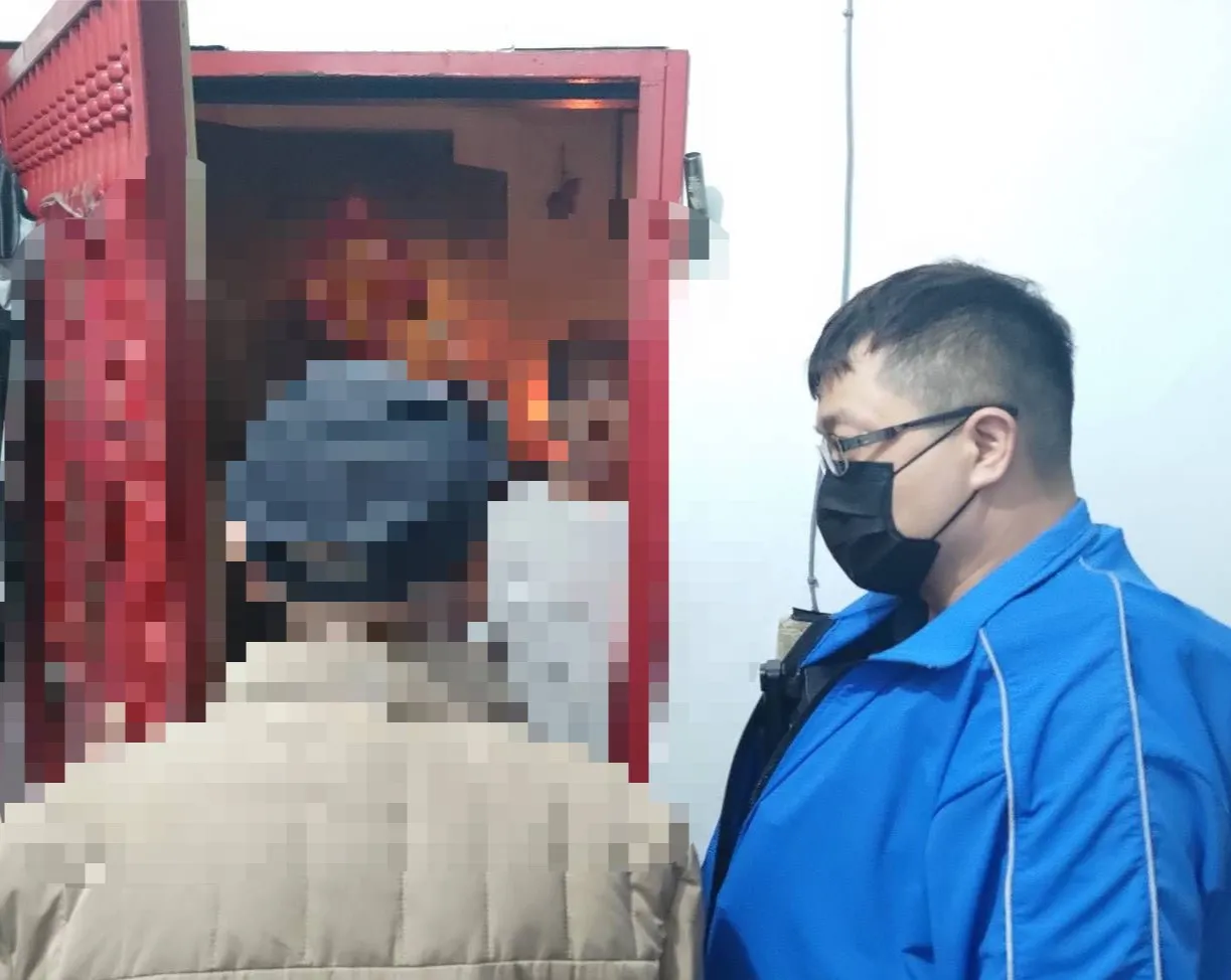 罹患失智的老翁平安返家，其儿子相当感谢警察的帮忙，也对他们找地址的能力大为赞赏。翻摄画面