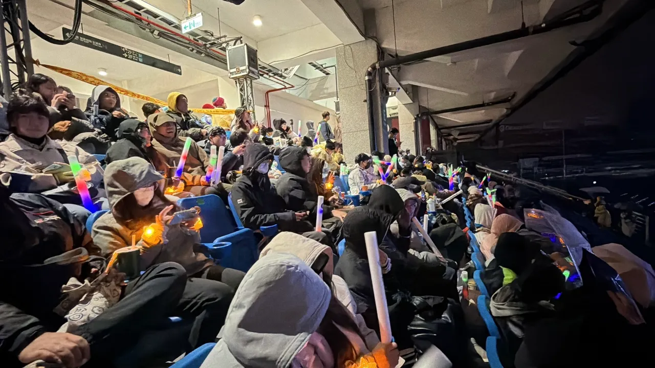 民众在看台嗨翻天。张沛森摄