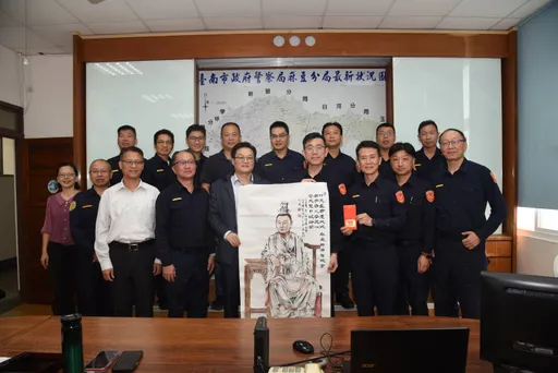 全台唯一「卯兔星君」寻获　徐健麟慰勉警方颁加菜金还送手绘画作