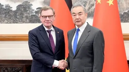 中国外交部长王毅（右）会见德国外交部长瓦德福。翻摄中国外交部