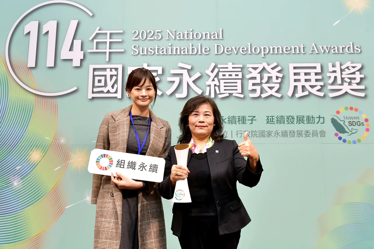 工研院以獨創的「ESGT」策略，將研發技術轉化為產業淨零轉型與社會公益的動能，榮獲「國家永續發展獎」民間團體類殊榮。圖右起為工研院永續委員會主委何大安、工研院組織永續發展推動小組經理林利純。工研院提供