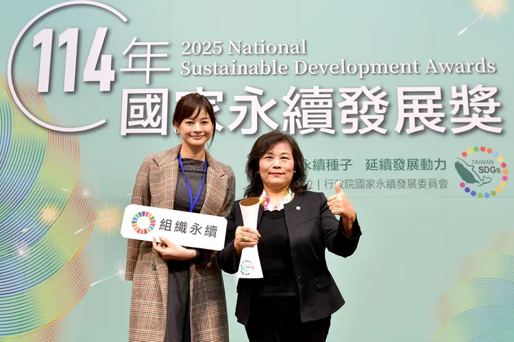 工研院以獨創的「ESGT」策略，將研發技術轉化為產業淨零轉型與社會公益的動能，榮獲「國家永續發展獎」民間團體類殊榮。圖右起為工研院永續委員會主委何大安、工研院組織永續發展推動小組經理林利純。工研院提供