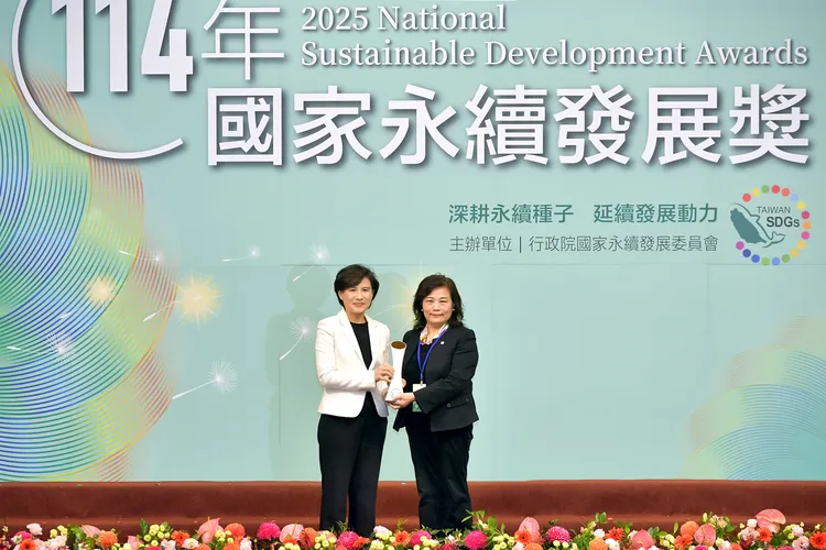 工研院從全臺147個參選單位中脫穎而出，永續成果獲行政院永續會肯定，由行政院副院長兼永續會副主任委員鄭麗君（圖左）頒獎，工研院永續委員會主任委員何大安（圖右）代表領獎。工研院提供