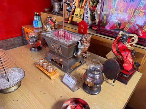 人間糾紛波及神明！宮廟神壇遭撒鹽　調閱監視畫面一看就是她