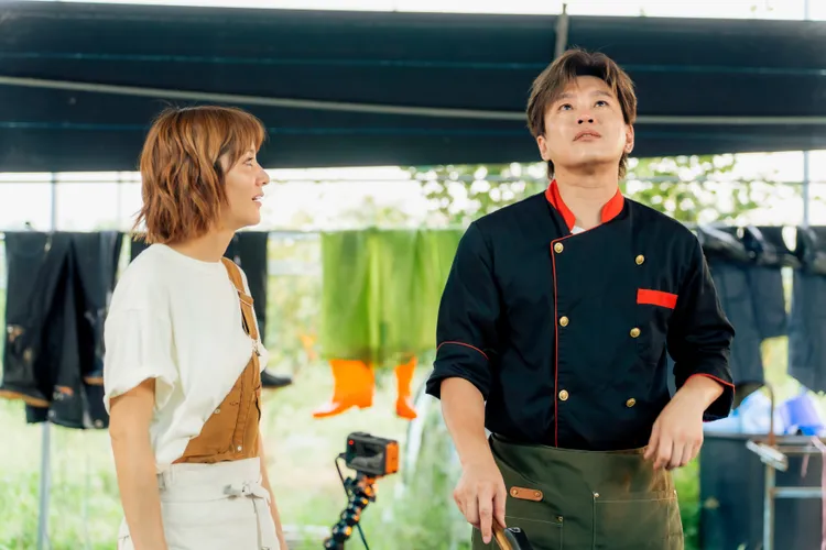 阿弟（右）眼眶泛紅，邊講邊拭淚，滿滿都是對父親的思念。好看娛樂提供