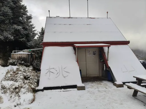 武陵四秀也下雪了！山屋积雪4公分　白雪皑皑画面曝光