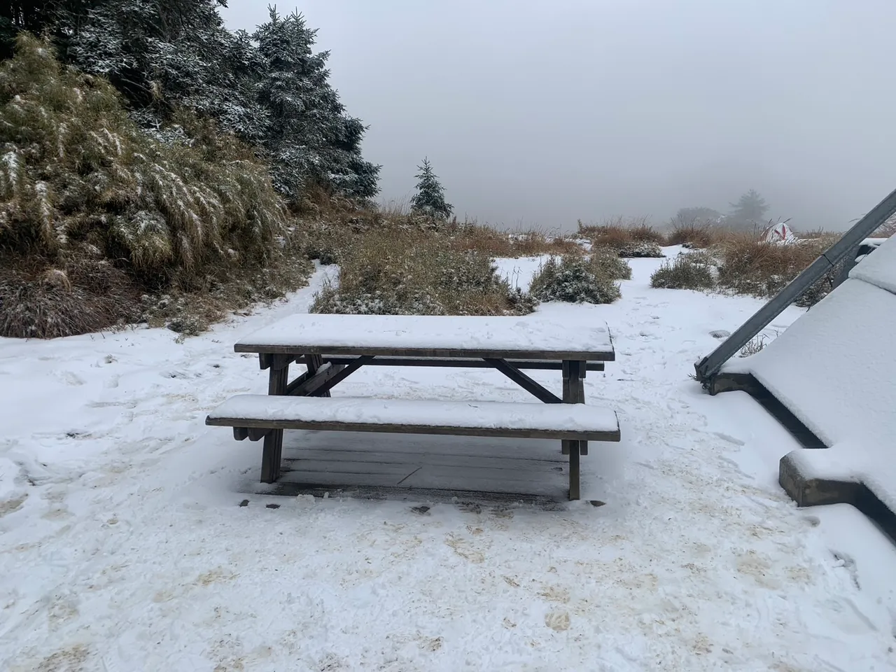 新达山屋户外桌椅也积了一层雪。布农卡里布湾企业社提供