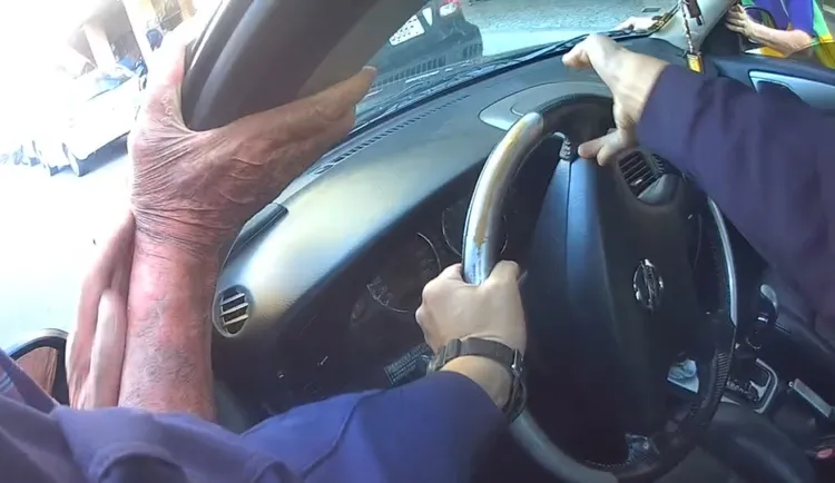 警方協助老夫妻將車推至安全處，並確認2人安全無虞後便離去執勤。翻攝畫面