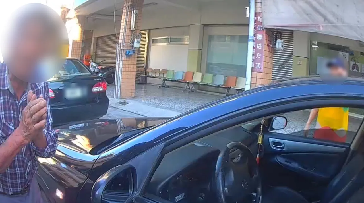 警方协助老夫妻将车推至安全处，并确认2人安全无虞后便离去执勤。翻摄画面