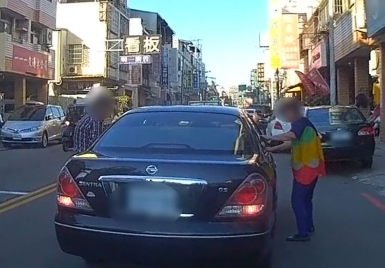 20年老車拋錨路中!幸遇警路過幫推路旁待援