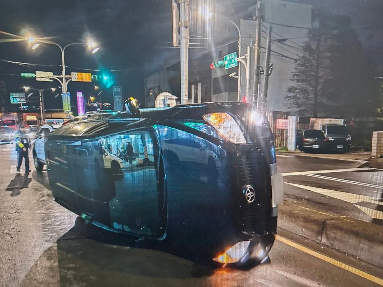 小客车自撞分隔岛侧翻