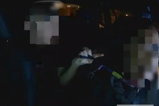 聖誕夜驚魂！小黃司機載奧客收「死亡威脅」　高速車內搶鑰匙、扯頸亂還撒尿險釀意外