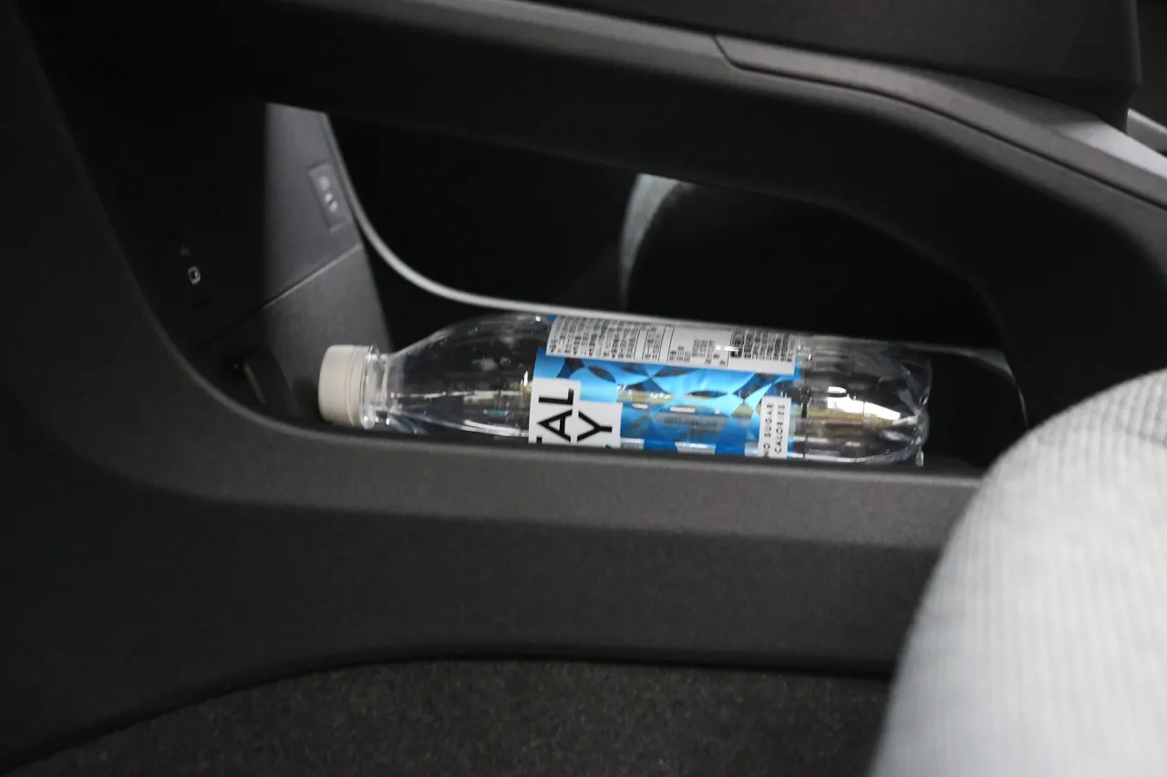 中央鞍座下方的空间可放置随身物品或杂物，是相当贴心的设计。林浩升摄