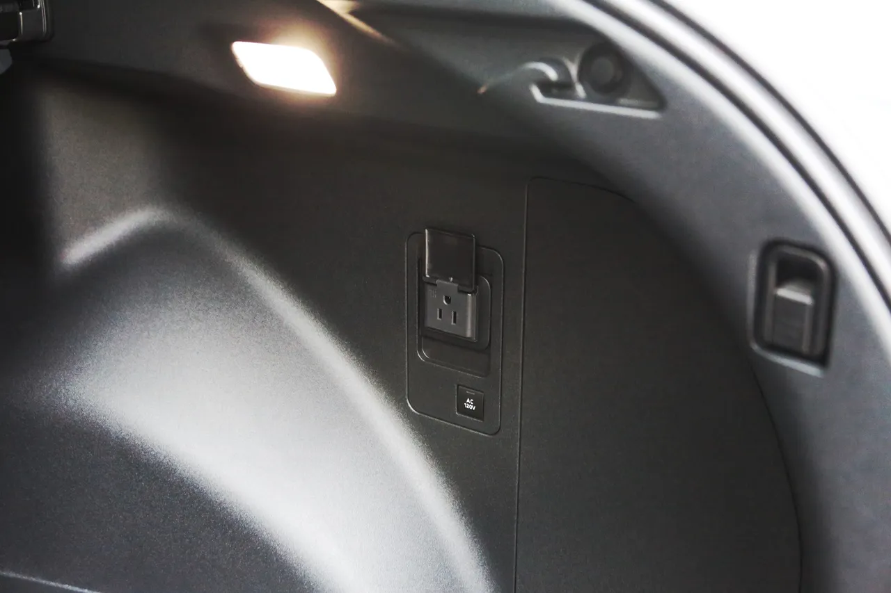 行李厢内新增120V、1500W电源插座的V2L供电功能，外出旅游、露营或休闲活动时都很方便，随时能替电器充电。林浩升摄