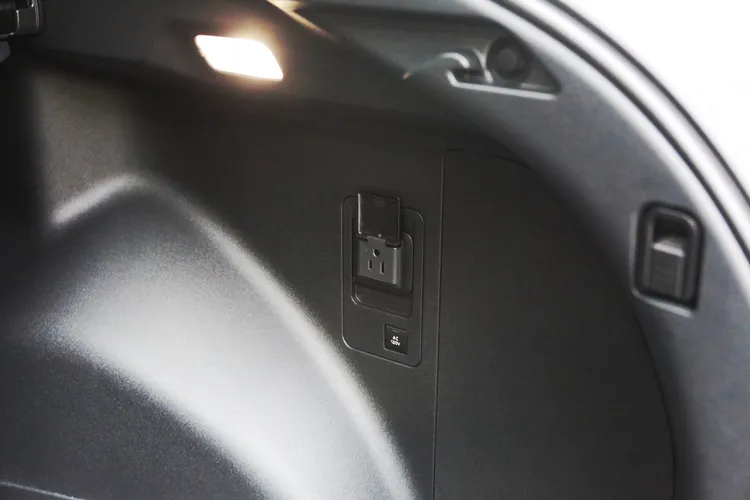 行李廂內新增120V、1500W電源插座的V2L供電功能，外出旅遊、露營或休閒活動時都很方便，隨時能替電器充電。林浩昇攝