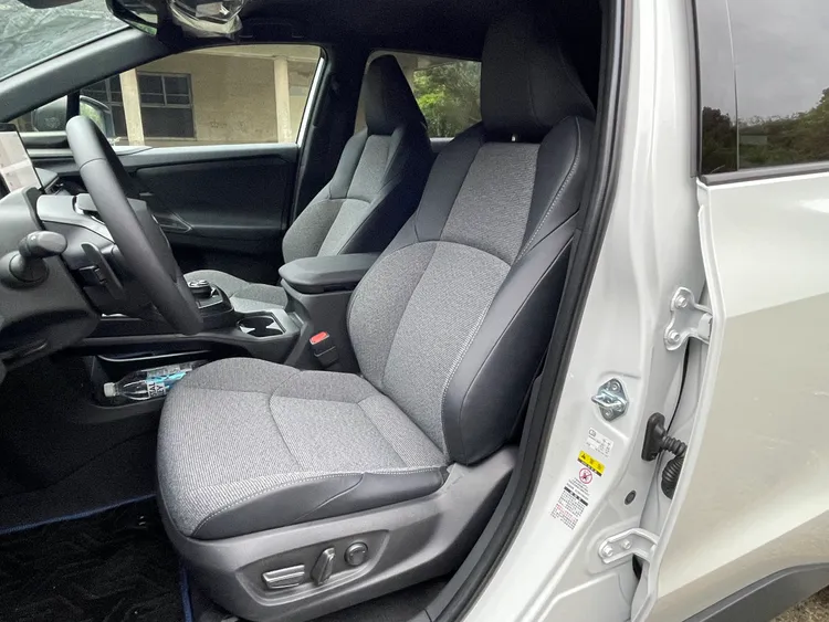 駕駛座採8向電動調整搭配電動腰靠，坐上去就能找到舒服的姿勢，皮革搭配織布包覆乘坐感與支撐性都有不俗水準。林浩昇攝