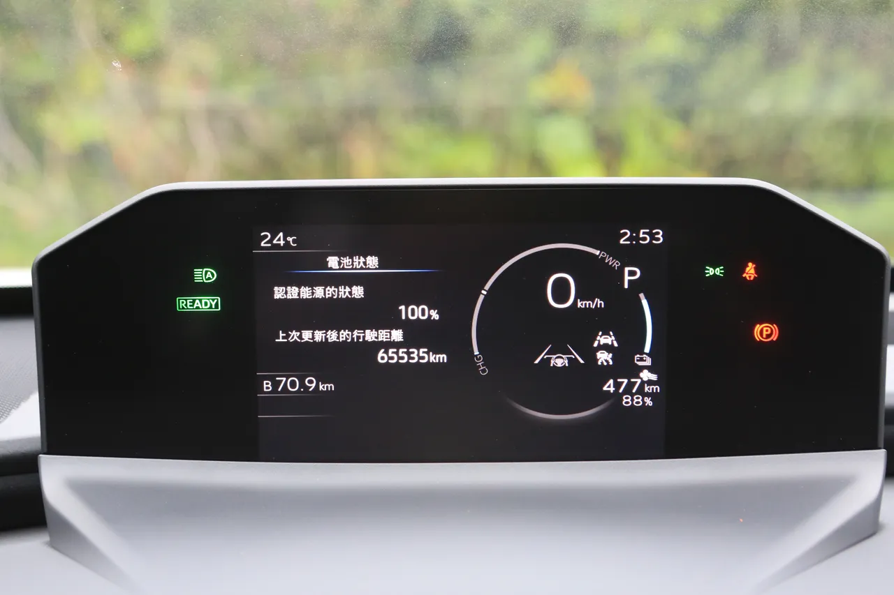 7吋数位仪表板延伸至两侧，底座造型重新设计，资讯判读更便利，简洁显示减少干扰，夜间行车也能降低眼睛疲劳。林浩升摄