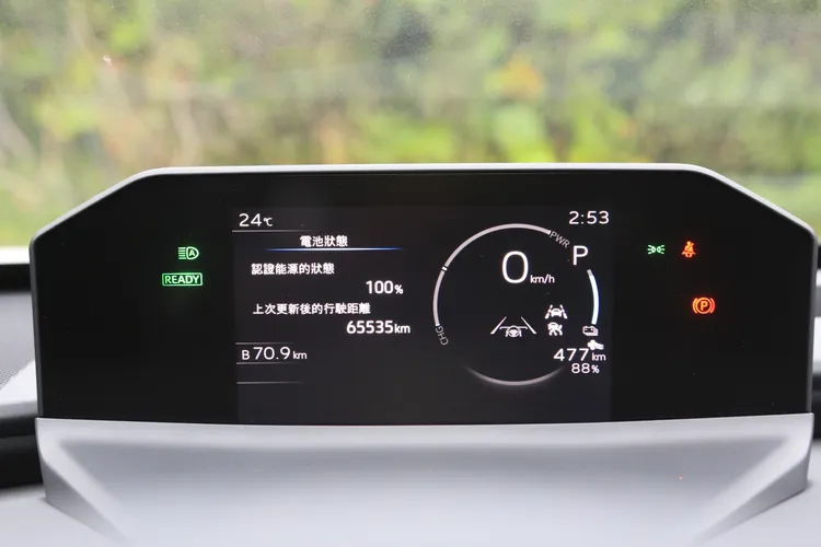 7吋數位儀錶板延伸至兩側，底座造型重新設計，資訊判讀更便利，簡潔顯示減少干擾，夜間行車也能降低眼睛疲勞。林浩昇攝